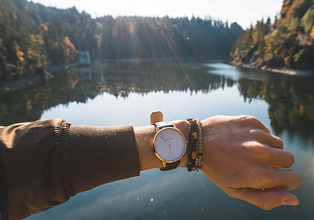 østrig, menneskelig hånd, hånd, holde øje, vand, tid, armbåndsur, menneskelig kropsdel, rigtige mennesker, livsstil, natur, dag, fritidsaktivitet, fokus på forgrunden, sø, herrer, afspejling, udendørs, kropsdel, finger, par - forhold, menneskelig lem, personlige tilbehør, 5K, CC0, offentligt domæne, royaltyfrie