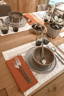 , Tabelle, drinnen, Haushaltsausstattung, Küchenutensilien, Glas, High Angle View, Gabel, Essgeschirr, Teller, keine Leute, Trinkglas, Essen und Trinken, Messer, Stillleben, Gedeck, Rahmen, Fokus auf den Vordergrund, Lebensmittel, Tischmesser, Nahansicht, Geschirr, Rotwein, 5K, CC0, gemeinfrei, lizenzfrei