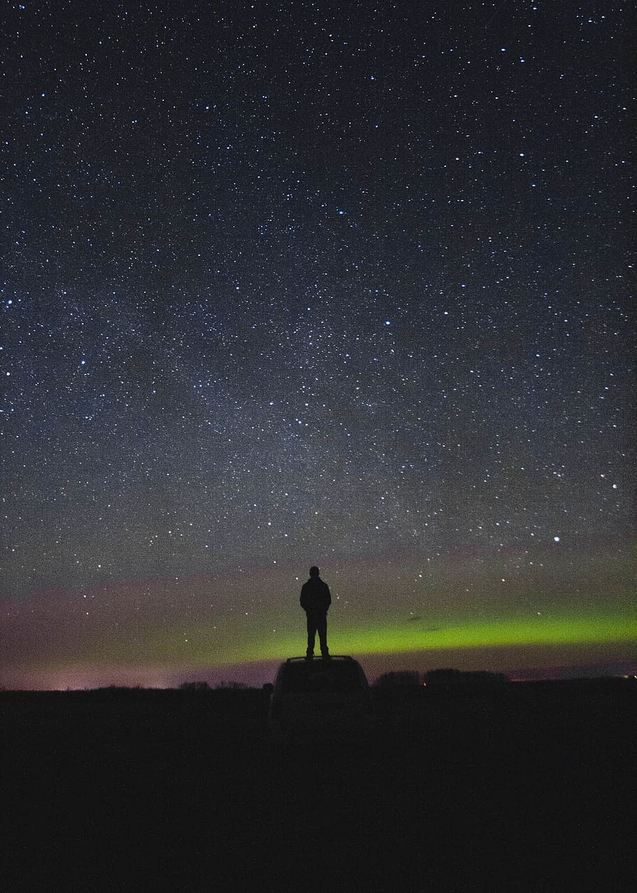 Kanada, Saskatchewan, van, Person, Sterne, Norden, Nordlichter, Nacht-, Stern - Raum, Platz, Szenen - Natur, Himmel, Astronomie, Silhouette, Star, Sternfeld, Schönheit in der Natur, eine Person, Galaxis, Ruhe, ruhige Szene, echte Menschen, Lebensstile, Stehen, Natur, Freizeitbeschäftigung, Unendlichkeit, draußen, Milchstraße, Arme erhoben, 2K