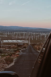 sol, route, machine, moteur, bâtiment, Autoroute, façon, en plein air, plante, macadam, asphalte, la nature, abies, arbre, sapin, turbine, usine, plateau, raffinerie, transport, ciel, voiture, environnement, Montagne, personne, véhicule à moteur, la voie à suivre, direction, mode de transport, paysage, nuage - ciel, véhicule terrestre, rue, ville, paysages - nature, journée, 2K, CC0, domaine public, libre de droits