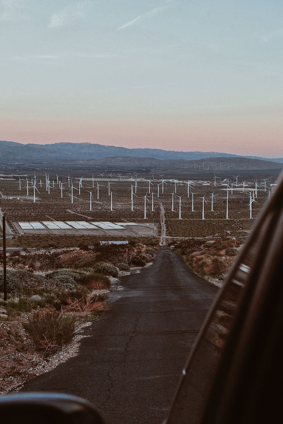 sol, route, machine, moteur, bâtiment, Autoroute, façon, en plein air, plante, macadam, asphalte, la nature, abies, arbre, sapin, turbine, usine, plateau, raffinerie, transport, ciel, voiture, environnement, Montagne, personne, véhicule à moteur, la voie à suivre, direction, mode de transport, paysage, nuage - ciel, véhicule terrestre, rue, ville, paysages - nature, journée, 2K