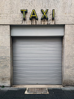 puerta enrollable gris, firmar, comunicación, arquitectura, nadie, pared - característica de la construcción, exterior del edificio, estructura construida, cerrado, ciudad, día, texto, obturador, símbolo, la seguridad, al aire libre, amarillo, símbolo de flecha, pared, sendero, Entrada, garaje, planchar, 5K, CC0, dominio público, libre de derechos