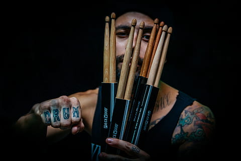uomo, detenzione, tamburo, bastoni, arte, sfondo, nero, attività commerciale, creatività, buio, batterista, bacchette, in casa, strumento, musica, musicista, persona, tatuaggio, tatuato, legna, di legno, sfondo nero, girato in studio, mano umana, mano, parte del corpo umano, una persona, adulto, avvicinamento, testo, sfondo colorato, uomini, ritratto, abilità, cultura artistica e intrattenimento, dito, 5K, CC0, dominio pubblico, privo di copyright