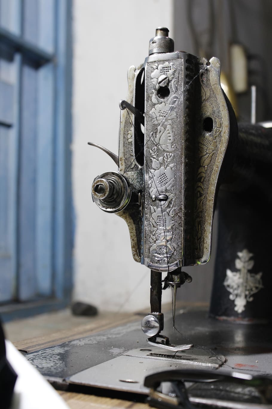 màquina de cosir, vell, vintage, cosir, antiguitat, agulla, màquina, artesania, sastreria, sastre, tèxtil, metall, primer pla, centrar-se en primer pla, a l'interior, maquinària, equipament, dia, part de la màquina, tecnologia, fabricació d’equips, enfocament selectiu, art i artesania, natura morta, color plata, 2K