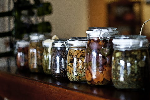 conserve, vaso, in casa, contenitore, cibo e bevande, messa a fuoco selettiva, cibo, tavolo, avvicinamento, fatti in casa, cucina, di fila, stanza domestica, cucina domestica, nessuno, ordine, attività commerciale, vetro - materiale, concentrarsi sulle conoscenze acquisite, natura morta, variazione, 4K, CC0, dominio pubblico, privo di copyright