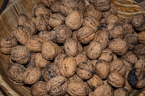 walnuts, shell, bio, organic walnuts, nuts, food, healthy, brown, eat, tasty, delicious, autumn, nutshell, nutrition, fat, brain, food and drink, freshness, large group of objects, healthy eating, abundance, wellbeing, still life, nut, no people, close-up, walnut, market, backgrounds, full frame, nut - food, indoors, market stall, snack, 2K, CC0, public domain, royalty free