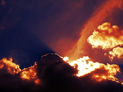 núvols al capvespre, atmosfera, núvols, fosc, dramàtica, tarda, llum, naturalesa, escènic, cel, tempesta, raig de sol, posta de sol, temps, núvol - cel, bellesa a la natura, escenics - natura, cel dramàtic, cap gent, fons, cloudscape, cremant, tranquil·litat, idíl·lic, escena tranquil·la, color taronja, a l'aire lliure, medi ambient, majestuós, núvol, meteorologia, ominós, 5K, CC0, domini públic, lliure de regalies