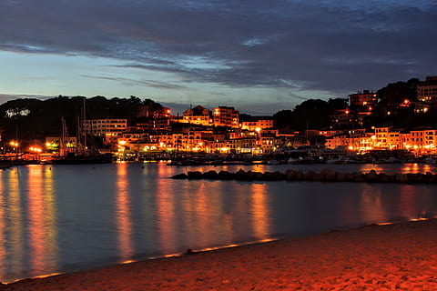 spanien, sóller, tramonto, porto, fulmine, oceano, esterno dell'edificio, architettura, acqua, struttura costruita, illuminato, nuvola - cielo, città, cielo, riflessione, natura, costruzione, notte, nessuno, lungomare, crepuscolo, fiume, quartiere residenziale, all'aperto, paesaggio urbano, 5K, CC0, dominio pubblico, privo di copyright