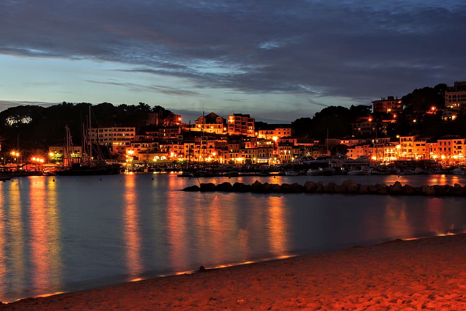 spanien, sóller, posta de sol, port, llamps, oceà, exterior de l'edifici, arquitectura, aigua, estructura construïda, il·luminat, núvol - cel, ciutat, cel, reflexió, naturalesa, edifici, nit, cap gent, davant del mar, vespre, riu, barri residencial, a l'aire lliure, paisatge urbà, 5K