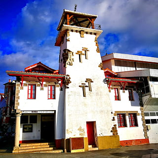 arquitectura, edificio, torre, fachada, bermeo, exterior del edificio, estructura construida, cielo, nube - cielo, naturaleza, día, nadie, vista de ángulo bajo, Distrito residencial, ciudad, al aire libre, casa, azul, luz del sol, lugar de adoración, religión, espiritualidad, ventana, 2K, CC0, dominio público, libre de derechos