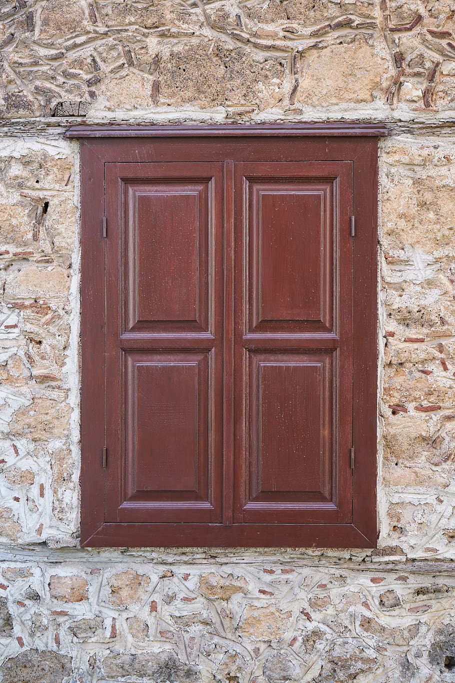 porta, edifici, vell, finestra, fusta, taulers de fibra de fusta, marró, pedra, paret, cultura, abandonat, arquitectura, introducció, casa, extern, històric, carrer, estructura construïda, exterior de l'edifici, tancat, funció de construcció de parets, entrada, material de fusta, cap gent, seguretat, protecció, dia, a l'aire lliure, paret de pedra, ornamentat, 5K