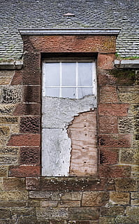 finestra rotta chiusa, struttura costruita, architettura, esterno dell'edificio, costruzione, finestra, caratteristica della parete, Casa, parete, nessuno, muro di mattoni, giorno, mattone, vecchio, quartiere residenziale, chiuso, all'aperto, legno - materiale, Inquadratura dal basso, Entrata, porta, telaio della finestra, 2K, CC0, dominio pubblico, privo di copyright