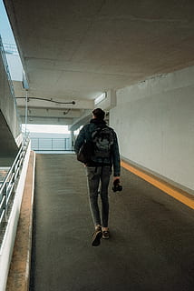 Mann, Gehen, Weg, Person, Mensch, Geländer, bekleidung, Kleidung, Hose, Deutschland, Köln, Mantel, Jacke, Bodenbelag, Schuh, Schuhwerk, Denim, Jeans, Gang, Fußgänger, Fußboden, die Architektur, in voller Länge, eine Person, echte Menschen, Rückansicht, gebaute Struktur, drinnen, Lebensstile, Bewegung, Rucksack, Männer, Gebäude, Transport, Freizeitbeschäftigung, Legere Kleidung, Tasche, unterwegs, Decke, 5K, CC0, gemeinfrei, lizenzfrei