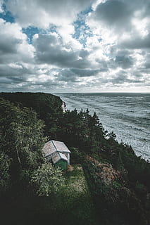 Weiß, Grün, Haus, Strand, Wolken, Tageslicht, Wald, Horizont, Landschaft, Natur, Naturfotografie, Blick auf die Natur, Ozean, Sand, Sandstrand, szenisch, Meer, Meerwasser, seelandschaft, Ufer, Himmel, Bäume, Wasser, Wellen, wolke - himmel, Land, Szenen - Natur, Schönheit in der Natur, die Architektur, Pflanze, Horizont über Wasser, gebaute Struktur, Baum, Gebäudehülle, keine Leute, Ruhe, Tag, draußen, 4K, CC0, gemeinfrei, lizenzfrei