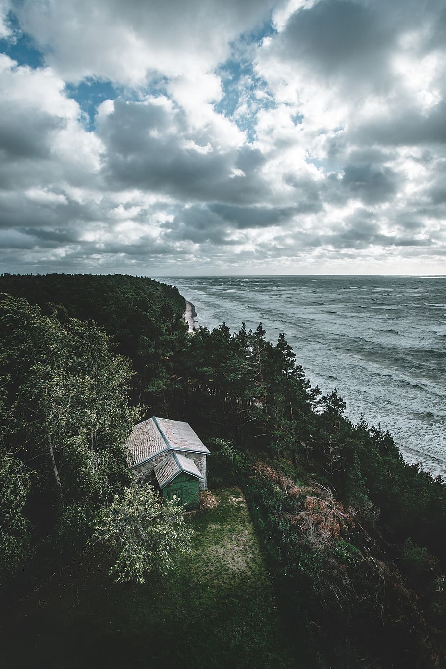Weiß, Grün, Haus, Strand, Wolken, Tageslicht, Wald, Horizont, Landschaft, Natur, Naturfotografie, Blick auf die Natur, Ozean, Sand, Sandstrand, szenisch, Meer, Meerwasser, seelandschaft, Ufer, Himmel, Bäume, Wasser, Wellen, wolke - himmel, Land, Szenen - Natur, Schönheit in der Natur, die Architektur, Pflanze, Horizont über Wasser, gebaute Struktur, Baum, Gebäudehülle, keine Leute, Ruhe, Tag, draußen, 4K