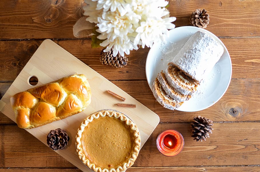 marró, pastisseria, cupcake, tallar, pissarra, fleca, pa, pastís, vela, decoració, deliciós, flors, menjar, vidre, interior, pinyes, plaques, vermell, dolços, dona, fusta, taula de tallar de fusta, menjar i beguda, frescor, taula, directament a sobre, menjar dolç, material de fusta, natura morta, a l'interior, flor, llest per menjar, placa, al forn, postres, cap gent, tassa, dolç, planta amb flors, indulgència, vista d’angle alt, temptació, esmorzar, element de pastisseria al forn, berenar, menjar francès, 4K