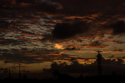 nuvoloso, nube, notte, lunatico, cupo, nuvola - cielo, cielo, tramonto, silhouette, bellezza nella natura, scenics - natura, natura, la tranquillità, scena tranquilla, colore arancione, nessuno, idilliaco, cielo drammatico, architettura, all'aperto, struttura costruita, esterno dell'edificio, ambiente, costruzione, 5K, CC0, dominio pubblico, privo di copyright