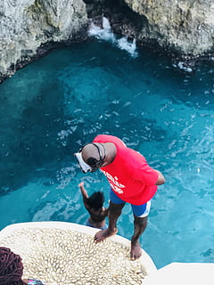 pria, kedudukan, batu, mencari, menyenangkan, orang, air, satu orang, orang sungguhan, kegiatan waktu luang, penuh, gaya hidup, alam, tampilan sudut tinggi, hari, laut, padat, batu - benda, perjalanan, renang, petualangan, liburan, di luar rumah, berwarna pirus, kolam renang, 4K, CC0, domain publik, bebas royalti