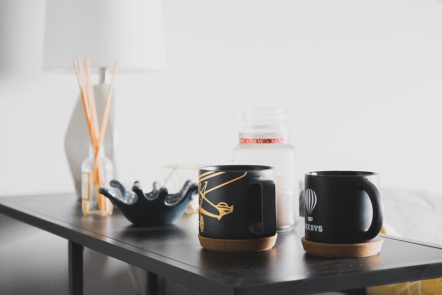 dos, negre, ceràmica, tasses, tassa, tassa de cafè, EUA, ewing, nj, prestatge, bol, plat, suau, taula, sala d'estar, or, contrast, simple, mat, fosc, senzillesa, netejar, casa, a l'interior, natura morta, contenidor, cap gent, ampolla, elecció, primer pla, variació, grup d'objectes, vidre - material, còpia espai, transparent, equipament, text, salut i medicina, centrar-se en primer pla, tecnologia, material de fusta, grup, 2K