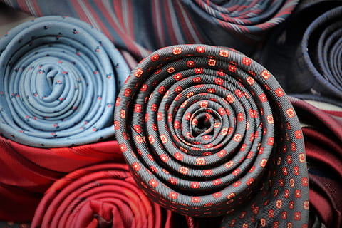 Aksesuarlar, kravatlar, kumaşlar, Desen, malzeme, silindirler, lif, pamuk, tuval, doğal, iplik, dokuma, yaşam tarzı, yüzey, tekstil, moda, Giyim, dekoratif, ağ, Çekmece, eşarplar, onun için, desenli, aksesuar, zrolowane, spiral, insansız, metal, kırmızı, kapatmak, bütün çerçeve, daire, şekil, geometrik şekil, arka, ön plana odaklanmak, toplandı, gün, yığın, ekipman, dizayn, içeriye, büyük nesne grubu, sanayi, tekerlek, lastik, 5K, CC0, kamu malı, telif ücretsiz