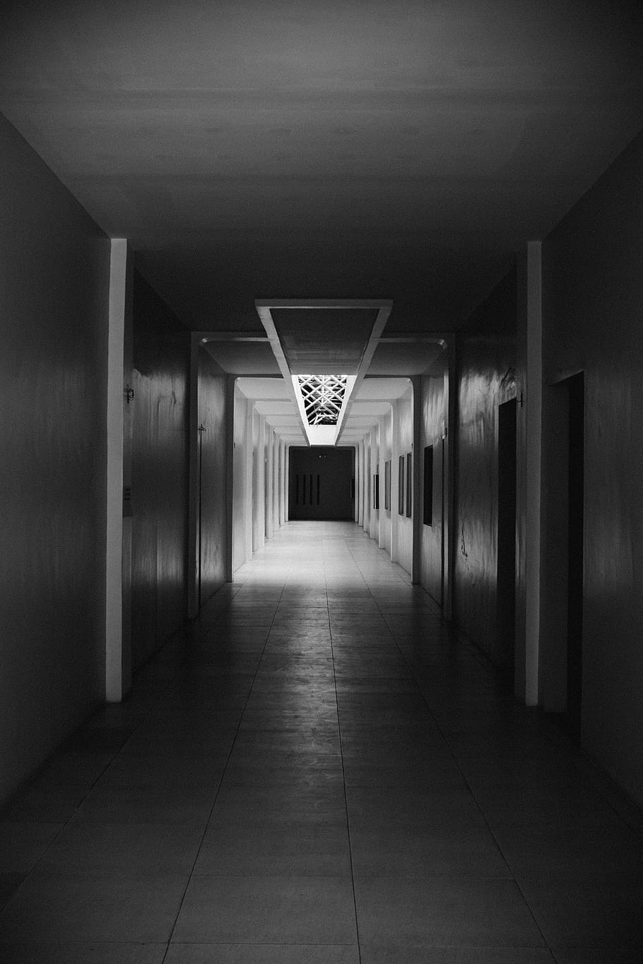 modello quadrato, piazze, bianco e nero, modello, punto centrale, linee guida, architettura, pavimentazione, direzione, la strada davanti, struttura costruita, in casa, portico, prospettiva decrescente, soffitto, vuoto, corridoio, costruzione, illuminato, nessuno, attrezzatura per l'illuminazione, piastrella, pavimento piastrellato, colonna architettonica, metropolitana, assenza, passerella sotterranea, lungo, sottopassaggio, 4K