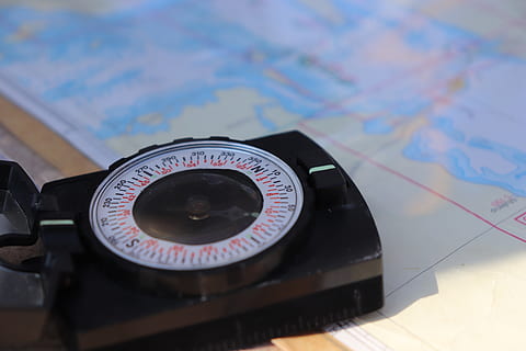 kompas, kort, navigation, rejse, øst, syd, nord, vest, orientering, eventyr, gps, væk, sejle, Forsendelse, Mercator, tæt på, nummer, ingen mennesker, teknologi, indendørs, stilleben, fokus på forgrunden, høj vinkel visning, måleinstrument, tekst, fotografering temaer, meddelelse, kamera - fotografisk udstyr, form, selektiv fokusering, dag, udstyr, retro stylet, 5K, CC0, offentligt domæne, royaltyfrie