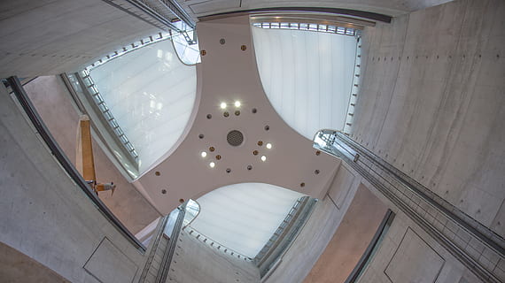 edificio bianco interno, architettura, costruzione, finestra, lucernario, scala, illuminazione, interior design, in casa, pavimento, arco, arcuato, soffitto a volta, pavimentazione, abside, sala, corrimano, ringhiera, corridoio, apparecchio di illuminazione, camera, struttura costruita, Inquadratura dal basso, nessuno, soffitto, moderno, attrezzatura per l'illuminazione, assenza, illuminato, giorno, ricchezza, lusso, gradini e scale, tecnologia, luce, 5K, CC0, dominio pubblico, privo di copyright