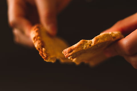 krakket cookie, menneskelig hånd, menneskelig kropsdel, mad og drikke, hånd, flamme, mad, brænding, ild, tæt på, varme - temperatur, en person, sort baggrund, selektiv fokusering, brand - naturligt fænomen, forberedelse, bedrift, indendørs, friskhed, making, bål, finger, snack, sulten, 2K, CC0, offentligt domæne, royaltyfrie