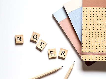 Hinweis, Notizblock, Notizbuch, Papier-, Schreibtisch, Anmerkungen, Schreiben, Büro, Treffen, Stift, Geschäft, Weiß, einfach, minimal, Blog, Bloggen, weißer Hintergrund, Studioaufnahme, drinnen, keine Leute, Text, High Angle View, Stillleben, Nahansicht, Großbuchstabe, Alphabet, direkt darüber, Gruppe von Objekten, ausgeschnitten, mittlere Gruppe von Objekten, westliche Schrift, Brief, Lernen, Nummer, 4K, CC0, gemeinfrei, lizenzfrei