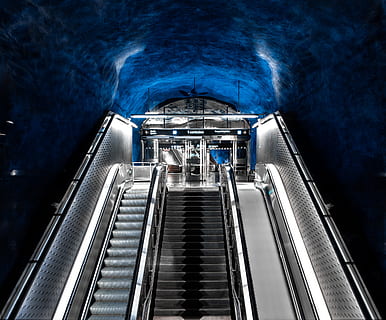 grijze excalator, baluster, leuning, trappenhuis, traliewerk, gang, natuur, vervoer, voertuig, treinstation, trein, terminal, verlichting, tunnel, ijs-, buitenshuis, metro, monitor, tonen, elektronica, LCD scherm, architectuur, roltrap, geen mensen, gemak, lage hoekweergave, trappen en trappen, binnenshuis, metaal, modern, ingebouwde structuur, futuristische, technologie, blauw, nacht, leeg, zilverkleurig, chroom, bewegende loopbrug, 4K, CC0, publiek domein, royaltyvrij