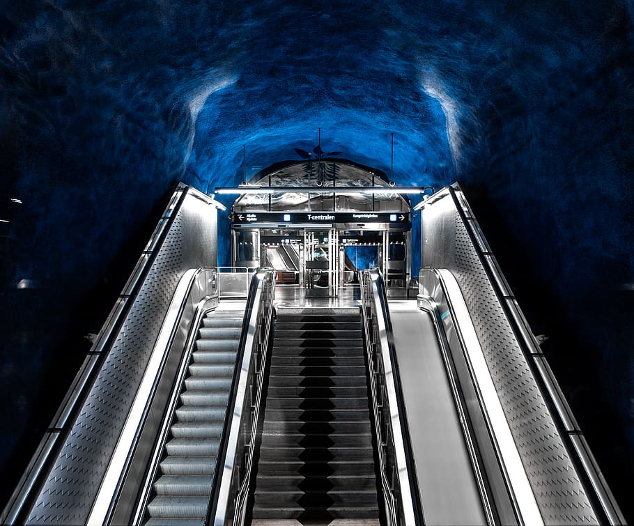grijze excalator, baluster, leuning, trappenhuis, traliewerk, gang, natuur, vervoer, voertuig, treinstation, trein, terminal, verlichting, tunnel, ijs-, buitenshuis, metro, monitor, tonen, elektronica, LCD scherm, architectuur, roltrap, geen mensen, gemak, lage hoekweergave, trappen en trappen, binnenshuis, metaal, modern, ingebouwde structuur, futuristische, technologie, blauw, nacht, leeg, zilverkleurig, chroom, bewegende loopbrug, 4K