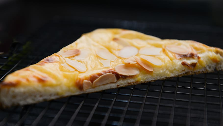 Nahaufnahmen, geschnitten, Pizza, gebacken, verwischen, Brot, Käse, Nahansicht, Küche, köstlich, Abendessen, Genießer, Fokus, Lebensmittel, heiß, Mittagessen, Mahlzeit, Gebäck, Scheibe, lecker, Essen und Trinken, Frische, Studioaufnahme, drinnen, keine Leute, Kühlregal, fertig für den Verzehr, Hitze - Temperatur, selektiver Fokus, schwarzer Hintergrund, Vorbereitung, Gerät, Milchprodukt, Metall, Snack, Frühstück, 5K