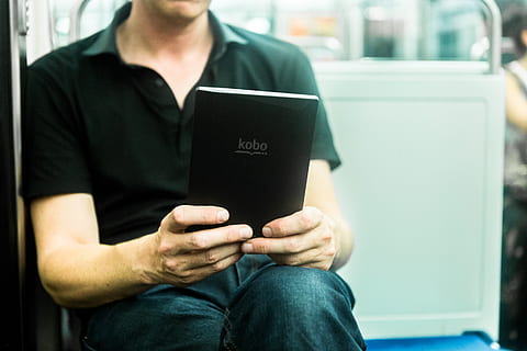 Mann liest, ebook, Elektronik, ereader, Kobo, Mann, Paris, Person, tragbar, öffentlicher Verkehr, lesen, U-Bahn, Technologie, eine Person, halten, Mittelteil, Vorderansicht, drinnen, Männer, echte Menschen, Legere Kleidung, Fokus auf den Vordergrund, Geschäft, Sitzung, Kommunikation, Erwachsene, Tag, Text, Besetzung, Lebensstile, Freizeitbeschäftigung, Jeans, 2K, CC0, gemeinfrei, lizenzfrei
