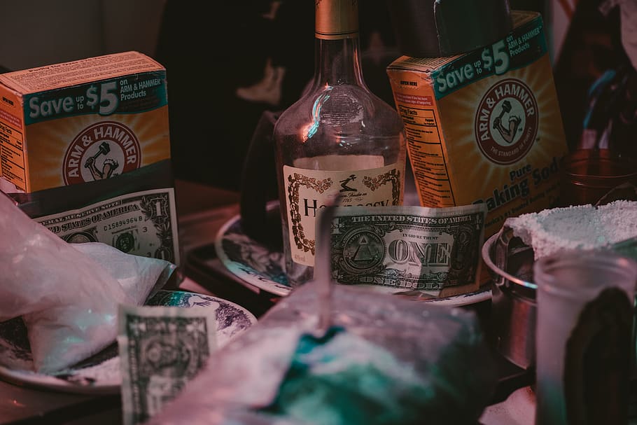 1, uns, Dollar-Banknote, Text, drinnen, Markt, Kommunikation, Stillleben, Nahansicht, zu verkaufen, Geschäft, Skript, Essen und Trinken, nicht-westliche Schrift, Container, Flasche, Textil-, selektiver Fokus, Marktstand, Tabelle, Verkauf, keine Leute, Darstellung, Verkaufsdisplay, 5K