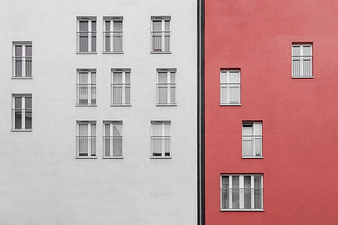 Rosa, Weiß, gemalt, Beton, Gebäude, Fenster, Rinne, die Architektur, Balkon, Farbe, rot, architektonisch, Muster, Struktur, Layout, rot und weiß, Fassade, Fenstersims, Gebäudehülle, gebaute Struktur, städtische Szene, Wandbau - Funktion, draußen, Europa, Backstein, Stadt, keine Leute, Wohnung, Haus, 5K, CC0, gemeinfrei, lizenzfrei