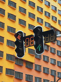 două semafoare, semafor, ușoară, decoratiune interioara, fereastră, portocale, oraș, clădire, bloc, creștere înaltă, urban, perete, perdea, obturator, far, semnal luminos, metropolă, cladire de birouri, asfalt, exteriorul clădirii, arhitectură, construită, galben, oameni adevărați, copil, în aer liber, copilărie, zonă rezidențială, masculi, îmbrăcăminte, oameni, lungime totală, vedere unghiulară joasă, zi, lumina soarelui, băieți, 4K, CC0, domeniu public, fără drepturi de autor