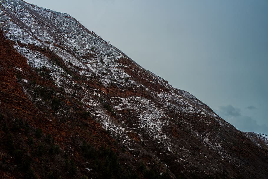 Munte, cer, gradient, alb, zăpadă, stâncă, roșu, copac, vedere unghiulară joasă, nici o persoana, natură, frumusețe în natură, liniște, scenice - natura, zi, în aer liber, cer senin, o scenă liniștită, scenă non-urbană, temperatura rece, stare brută, mediu inconjurator, de munte, formare, varf de munte, 5K