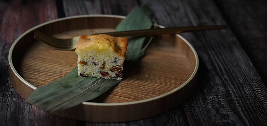 rodanxes, al forn, pastís, rodó, marró, placa, pa, primer pla, deliciós, menjar, forquilla, casolà, a l'interior, tall, saborós, fusta, taula de fusta, material de fusta, menjar i beguda, taula, cap gent, frescor, llest per menjar, benestar, natura morta, vista d’angle alt, directament a sobre, enfocament selectiu, alimentació saludable, menjar dolç, berenar, menjar japonès, menjar francès, 5K