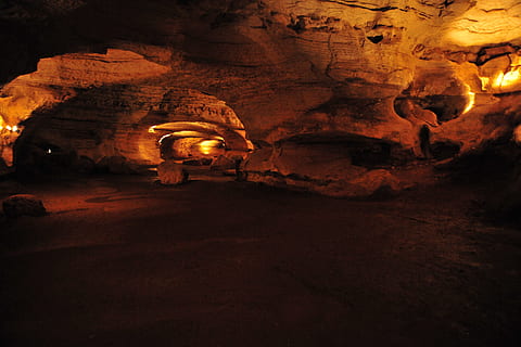 caverne di Longhorn, roccia, grotta, illuminato, formazione rocciosa, in casa, roccia - oggetto, geografia fisica, geologia, solido, destinazioni di viaggio, natura, viaggio, stalattite, persone, lunghezza intera, avventura, notte, architettura, eroso, 5K, CC0, dominio pubblico, privo di copyright