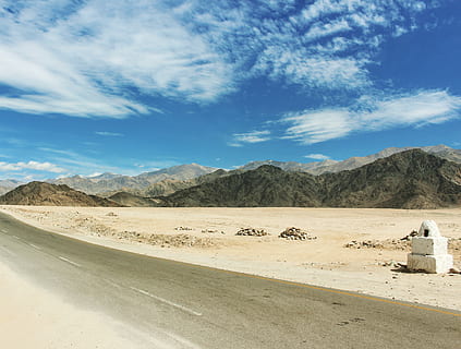 gris, concret, carretera, vista a la muntanya, sòl, naturalesa, a l'aire lliure, desert, sorra, ladakh, paisatge, panoràmica, duna, muntanya, leh, Serra, camp, altiplà, manera, terra, asfalt, cel, núvol - cel, escenics - natura, medi ambient, bellesa a la natura, escena tranquil·la, tranquil·litat, escena no urbana, dia, clima àrid, cap gent, llum solar, clima, 4K, CC0, domini públic, lliure de regalies