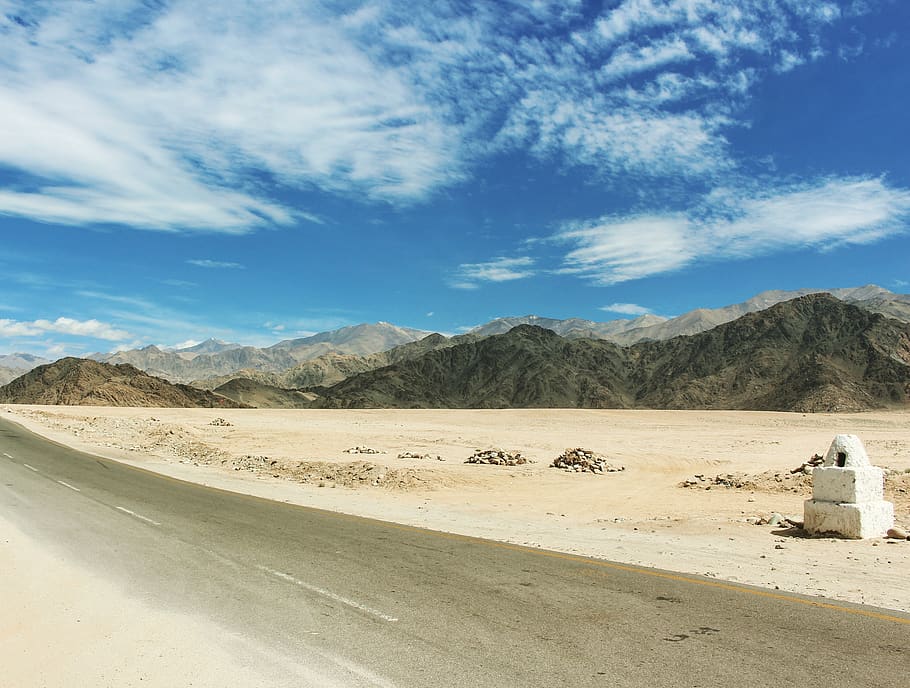 gris, concret, carretera, vista a la muntanya, sòl, naturalesa, a l'aire lliure, desert, sorra, ladakh, paisatge, panoràmica, duna, muntanya, leh, Serra, camp, altiplà, manera, terra, asfalt, cel, núvol - cel, escenics - natura, medi ambient, bellesa a la natura, escena tranquil·la, tranquil·litat, escena no urbana, dia, clima àrid, cap gent, llum solar, clima, 4K