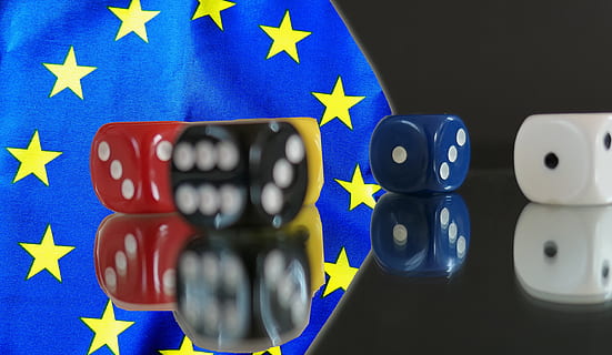 cub, jugar, craps, sort, paciència, números d'ulls, dos, nombre de cub, blau, el patriotisme, bandera, tir de l'estudi, forma, a l'interior, primer pla, forma d'estrella, cap gent, Finances, negocis, negoci corporatiu, comunicació, símbol, multicolor, patró, orgull, economia, fons blau, 5K, CC0, domini públic, lliure de regalies