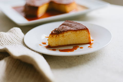 creme karamel, mad og drikke, mad, plade, klar til at spise, indendørs, selektiv fokusering, friskhed, sødt mad, dessert, sød, tæt på, overbærenhed, ingen mennesker, kage, stilleben, skive, studio skud, bagt, bord, fristelse, trøstemad, morgenmad, snack, 4K, CC0, offentligt domæne, royaltyfrie
