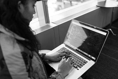 mulher usando laptop, Preto e branco, código, codificação, computador, desenvolvedor, desenvolvimento, computador portátil, programação em par, programador, programação, digitando, mulher, trabalhos, trabalhando, uma pessoa, tecnologia, tecnologia sem fio, adulto, comunicação, usando laptop, mulheres, dentro de casa, sentado, adulto jovem, estilos de vida, roupa casual, vista lateral, mulheres jovens, conexão, Penteado, teclado, 5K, CC0, domínio público, royalty free