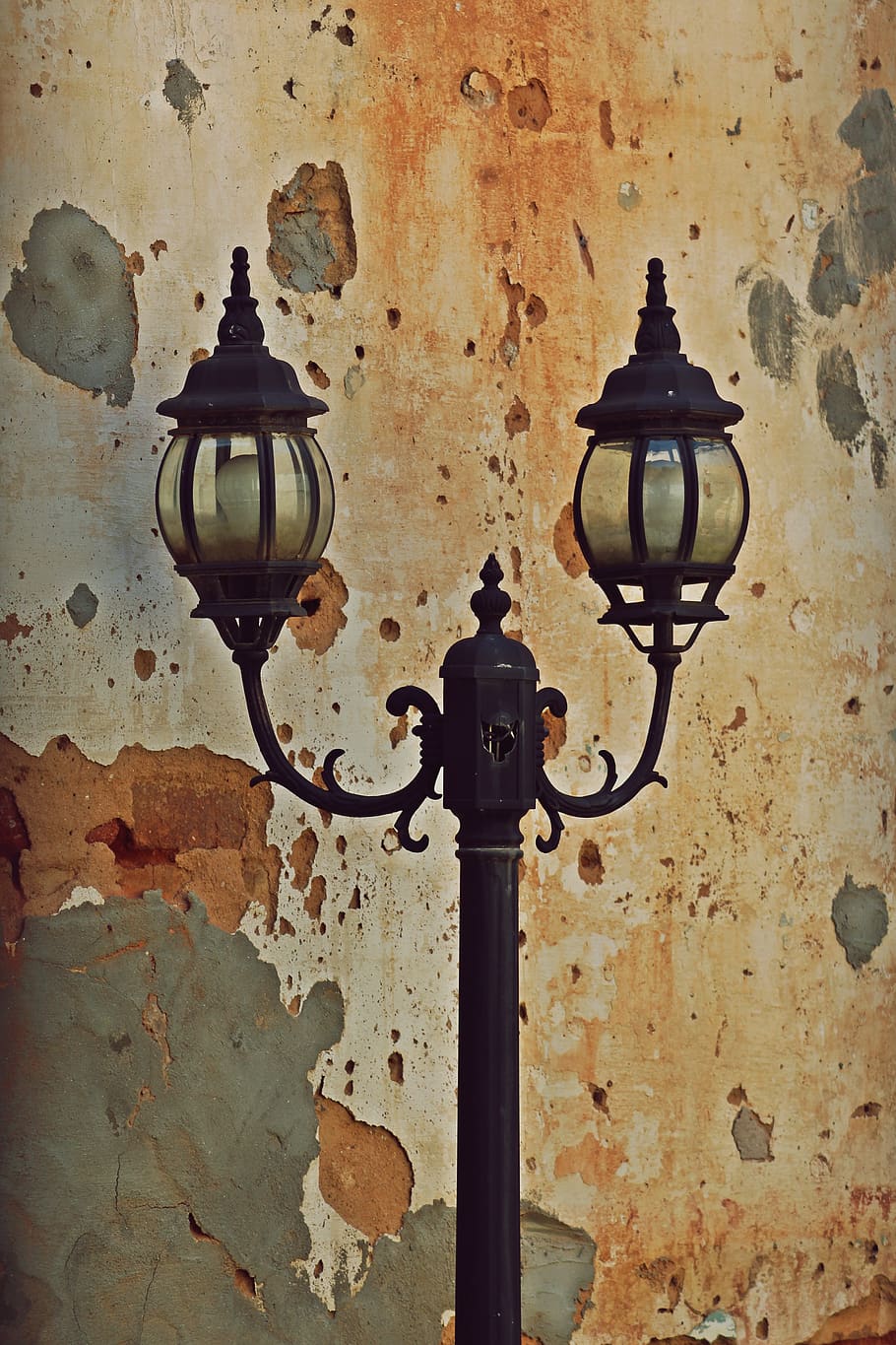 Licht, Laternenmast, verlassen, Verschlechterung, Gips, Fassade, Wand, Schmiedeeisen, Eisen, Metall, alt, Hintergrund, Textur, Tapete, Lichtanlage, Strassenlicht, elektrische Lampe, Wandbau - Funktion, keine Leute, Retro-Stil, beleuchtet, Antiquität, Straße, Technologie, drinnen, elektrisches Licht, die Architektur, Elektrizität, Verbindung, 4K