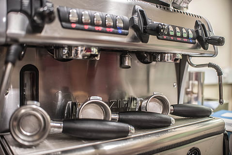 Automat de cafea, cafea, maşină, cafeină, băutură, ceașcă, lucru, halbă, tehnologie, profesionist, mod de viata, Afaceri, spațiu de lucru, a închide, metal, în interior, nici o persoana, mașini, echipament, espresso maker, cafetiera, argintiu colorat, mancare si bautura, cafenea, selectiv, Control, industrie, cafea - băutură, aparat, natură moartă, crom, 5K, CC0, domeniu public, fără drepturi de autor