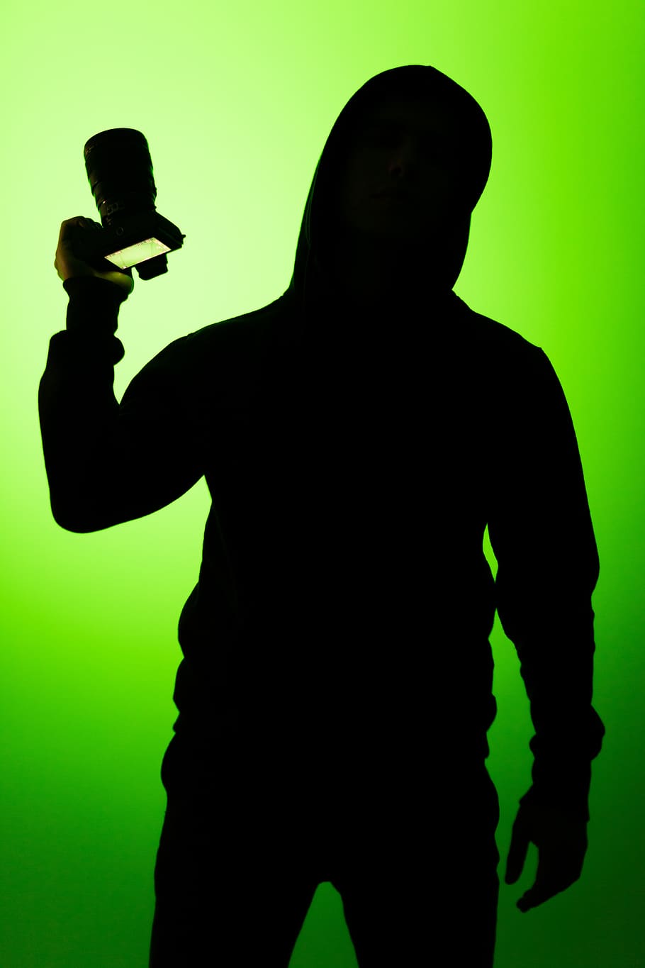 Silhouette, Person, halten, Kamera, hinterleuchtet, Mann, drinnen, Stehen, eine Person, Studioaufnahme, farbiger Hintergrund, Männer, grüne Farbe, echte Menschen, Dreiviertel Länge, Lebensstile, Schatten, grüner Hintergrund, Freizeitbeschäftigung, Erwachsene, menschliches Körperteil, Gestikulieren, Vorderansicht, beleuchtet, menschliches Gesicht, Nachtleben, 5K