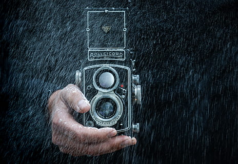 person, holding, svart, kamera, analog, design, støv, utstyr, fokus, jern, linse, Mann, metallisk, fotografering, retro, rolleicord, skudd, stål, stil, symbol, teknologi, årgang, menneskelig hånd, menneskelig kroppsdel, hånd, én person, nærbilde, aktivitet, kommunikasjon, sosiale problemer, kamera - fotografisk utstyr, ukjennelig person, innendørs, menneskelig finger, voksen, finger, natur, kroppsdel, 2K, CC0, offentlig domene, opphavsrett gratis
