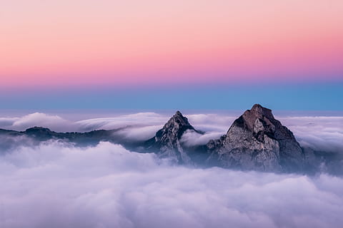 montaña, paisaje de nubes, paisaje, cumbre, pico, puesta de sol, amanecer, al aire libre, naturaleza, aventuras, pasión de viajar, explorar, papel pintado, estado animico, nube, piedra, azul, rosado, onda de niebla, mitos más burdos, cielo, paisajes - naturaleza, belleza en la naturaleza, nube - cielo, tranquilidad, escena tranquila, pico de la montaña, idílico, niebla, cielo dramático, temor, alto, rock, roca - objeto, cordillera, nadie, púrpura, 4K, CC0, dominio público, libre de derechos
