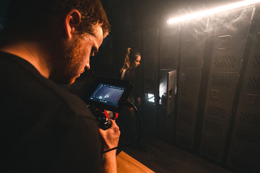 człowiek, osoba, oświetlenie, elektronika, doprowadziło, reflektor, drewno, nocne życie, światło, migotać, fotograf, pub, lada barowa, statyw, tłum, płomień, ogień, komputer, pc, projektor, technologia, oświetlony, porozumiewanie się, wewnątrz, jedna osoba, czynność, trzymać, tematy fotograficzne, technologia bezprzewodowa, mężczyźni, fotografowanie, zawód, widok z boku, kultura i rozrywka artystyczna, ekran, ciemny, dorosły, rozjarzony, 5K